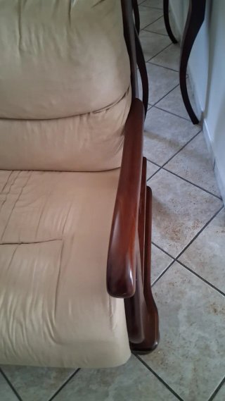 Divano in pelle e legno beige