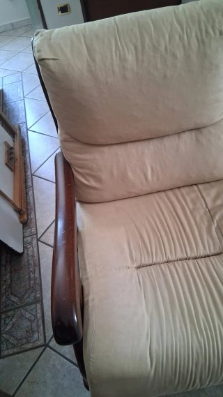 Divano in pelle e legno beige