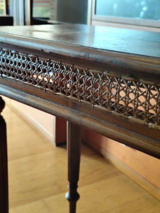 Mesa de madera con detalles de rejilla