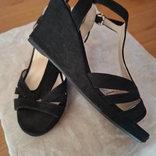 Zapatos de tacón negros..