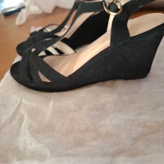 Zapatos de tacón negros..