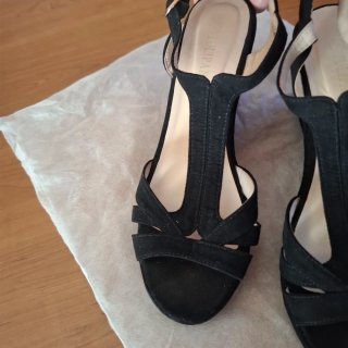 Zapatos de tacón negros..