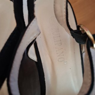 Zapatos de tacón negros..