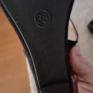 Zapatos de tacón negros..