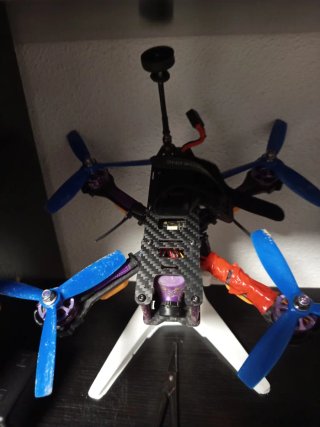 Dron azul y listo para volar
