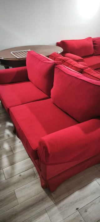 Sofá de tela rojo