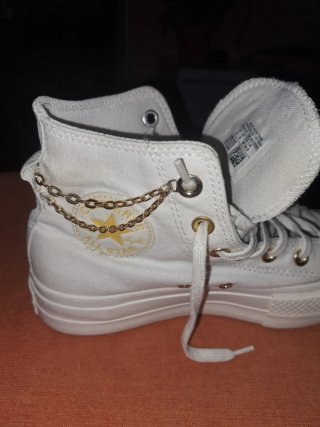 Converse Blancas con Cadena Dorada