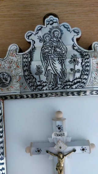Antiguo retablo de nacár y cruz de Tierra Santa