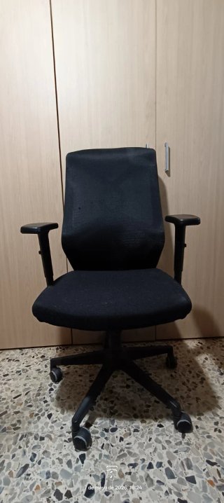 Silla de oficina ergonómica negra