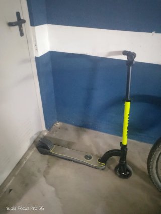 Patinete Eléctrico Amarillo y Negro