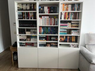 Librería blanca con almacenaje