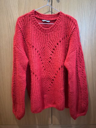 Jersey rojo tejido con calados
