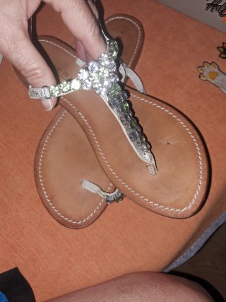 Sandalias de pedrería plateadas y verdes