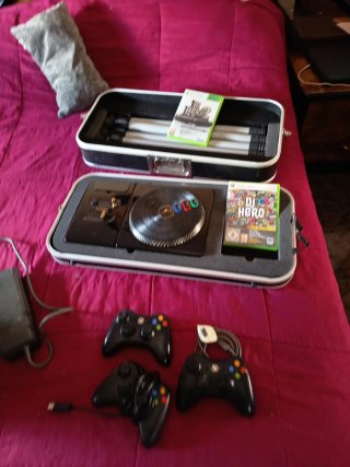 Xbox 360 Negra + 3 Mandos y 2 Juegos