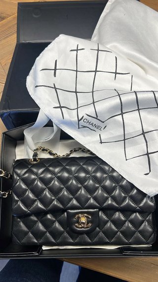 Bolso negro cadena dorada