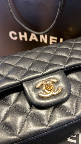 Bolso negro cadena dorada