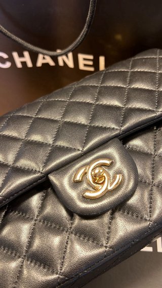 Bolso negro cadena dorada