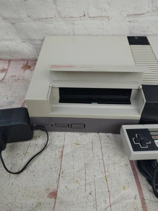 Consola Nintendo NES con mandos y adaptadores