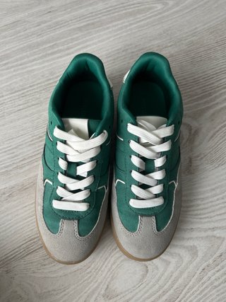 Deportivas Stradivarius grises y verdes