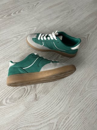 Deportivas Stradivarius grises y verdes