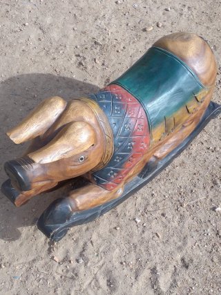 Figura de madera de cerdo balancín