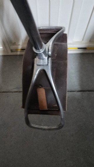 Asiento-bastón plegable para caza.