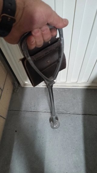 Asiento-bastón plegable para caza.
