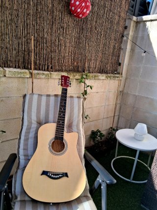Guitarra Acústica Burdeos y Beige