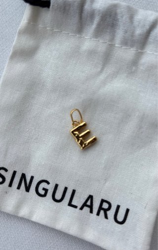 Charm letter organic plata baño oro ,de Singularu.