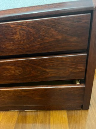 Cómoda de madera oscura