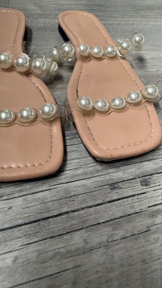 Sandalias planas con perlas