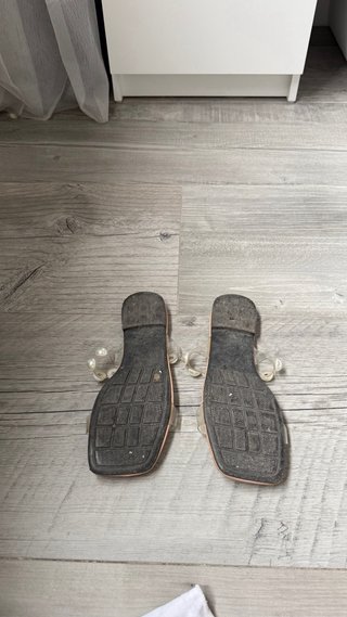 Sandalias planas con perlas