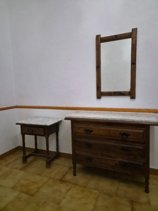 Mesita de noche espejo y cómoda de madera y mármol