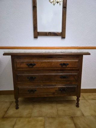 Mesita de noche espejo y cómoda de madera y mármol