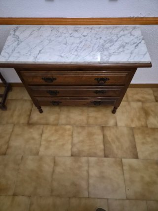 Mesita de noche espejo y cómoda de madera y mármol