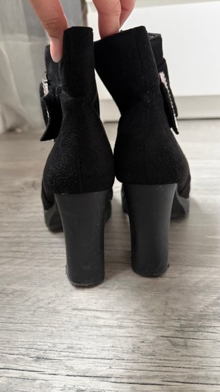 Botas botines de tacón negras con hebilla
