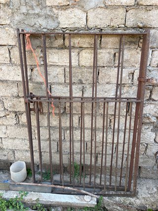 Puerta antigua de hierro forjado