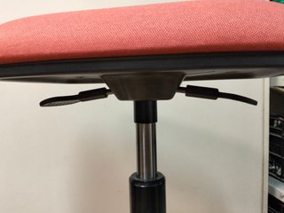 Taburete Steelcase regulable rosa y negro