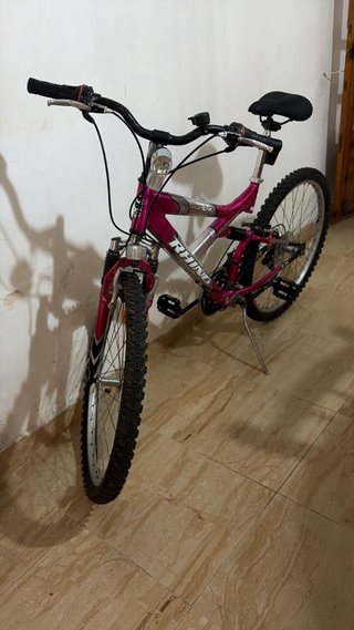 Bicicleta Montaña Rosa con Luces