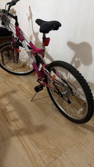 Bicicleta Montaña Rosa con Luces