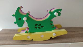 Caballo balancín infantil arcoíris