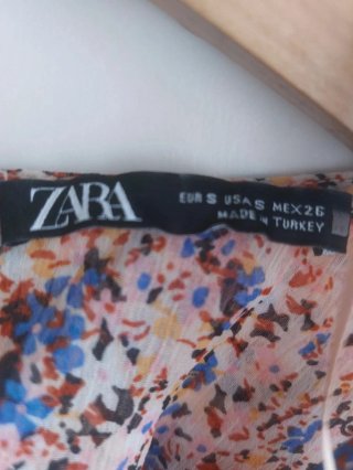 Vestido Zara floral largo talla S (con volantes)