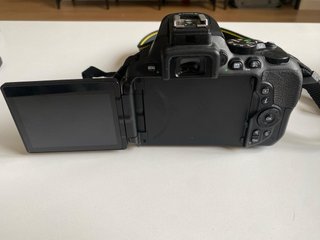 Nikon D5600 + Objetivo 18-55mm VR + 3 Baterías