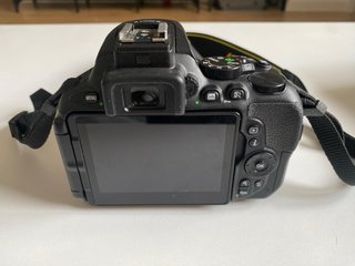 Nikon D5600 + Objetivo 18-55mm VR + 3 Baterías