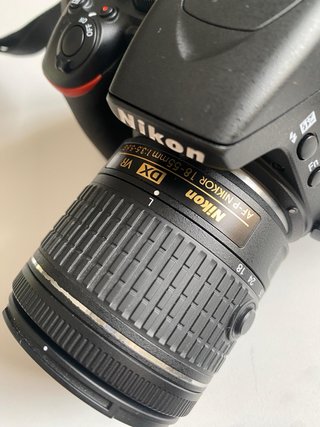 Nikon D5600 + Objetivo 18-55mm VR + 3 Baterías