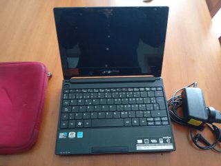 Portátil eMachines 10 con funda y cargador