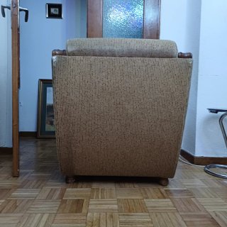Sillón tapizado beige y madera