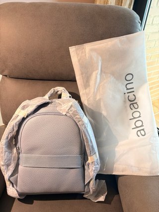 Mochila Gris. Sin usar. Medidas 31 * 27,5 * 16