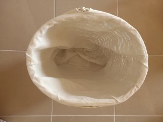 Cesta de mimbre artesanal