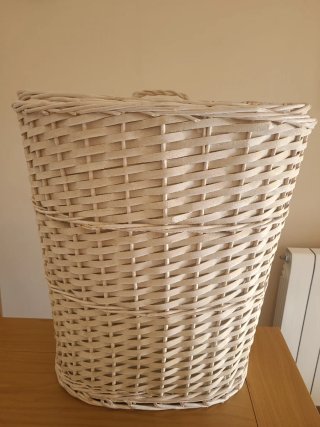 Cesta de mimbre artesanal